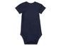 Een donkerblauw babypakje met korte mouwen.