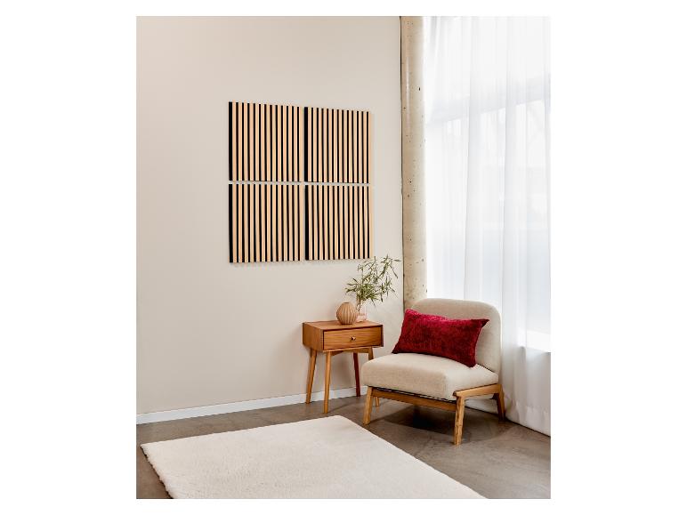 Salon moderne avec fauteuil et décoration murale.