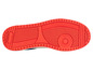 De zool van een rode sneaker met wit en blauw