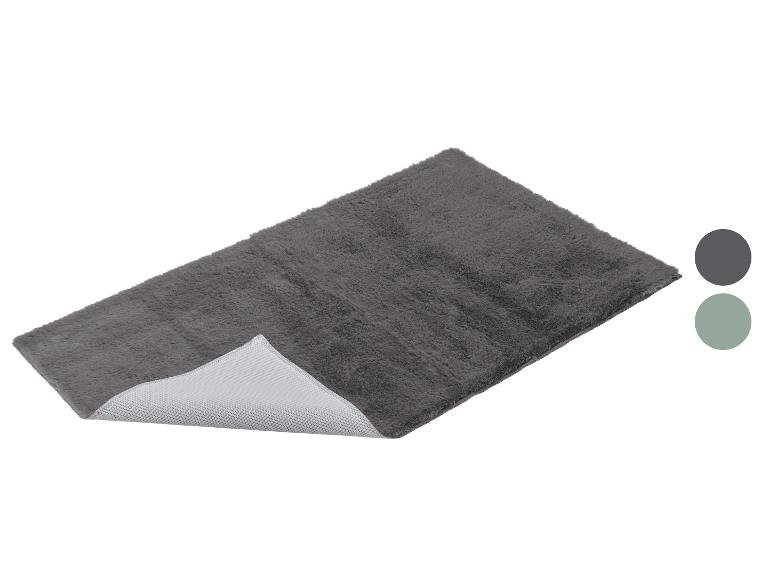 Grijze pluizige badmat met antislip onderkant, met kleuropties.