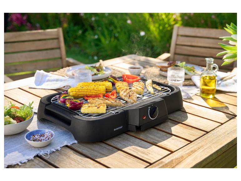 Buiten grillen: kip, ananas en groenten op een SilverCrest grill.