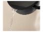 Zwarte pan met water dat over de rand stroomt