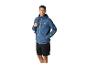 Man in blauwe hoodie en zwarte korte broek met rugzak over zijn schouder.