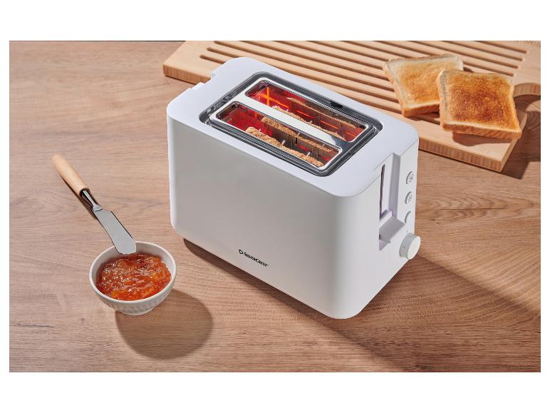Witte Silvercrest broodrooster met toast en jam op een houten tafel.