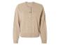 Een beige gebreide trui met knopen.