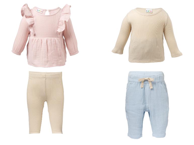 Babykledingsets: roze top met ruches, beige geribbelde top, beige leggings en lichtblauwe shorts.