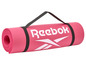 Een roze yogamat van Reebok met een draagband.