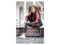 Vrouw draagt zwarte leggings, een zwarte puffer vest en witte sneakers.