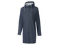 Un imperméable bleu à capuche.
