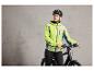 Een vrouw met een fietshelm draagt een fluorescerende jas en houdt een fiets vast.