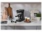 SILVERCREST® espressomachine SEMB 1100 B1 op het aanrecht met koffie-accessoires.