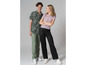 Een man en vrouw dragen casual kleding, waaronder een groene gebloemde blouse en een zwarte broek.