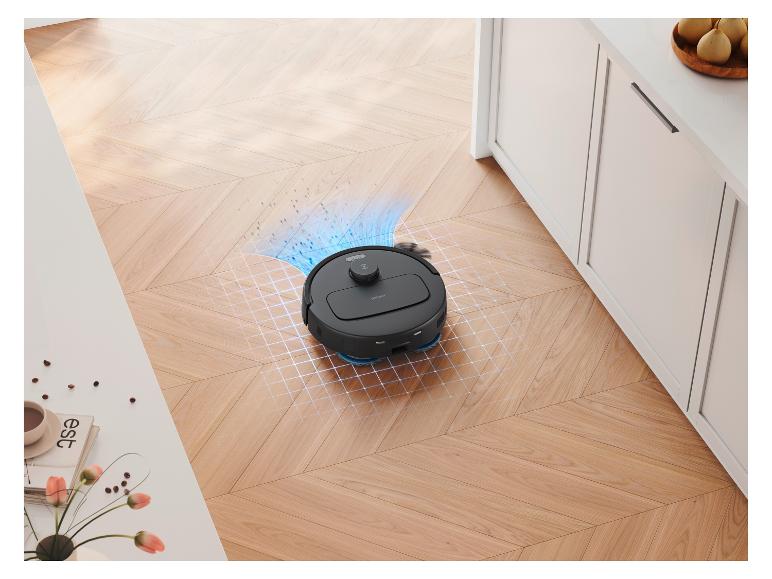 Een zwarte robotstofzuiger reinigt een houten vloer, met zichtbare reinigingssimulatie.