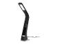 Een zwarte bureaulamp met LED-verlichting en een oplaadstation voor smartphones.
