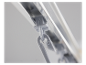 Gros plan sur une pièce de fixation en plastique gris fixée à un rail en aluminium.