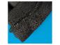 Gros plan d'un tissu thermique noir avec bord côtelé sur fond bleu.
