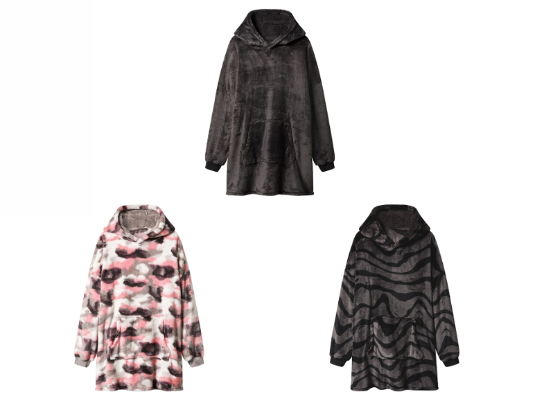 Trois sweats à capuche polaires surdimensionnés : gris, camouflage rose-gris et gris avec motif zèbre.