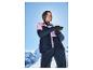 Femme en veste et pantalon de ski rose-bleu foncé ajustant ses gants dans la neige.