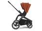 Een zwarte kinderwagen van het merk Joolz met een oranje zonnekap.