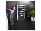 Moderne aluminium handdoekdroger in een elegante badkamer.