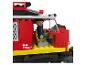 Close-up van een rode en gele LEGO Duplo locomotief met een machinistfiguur