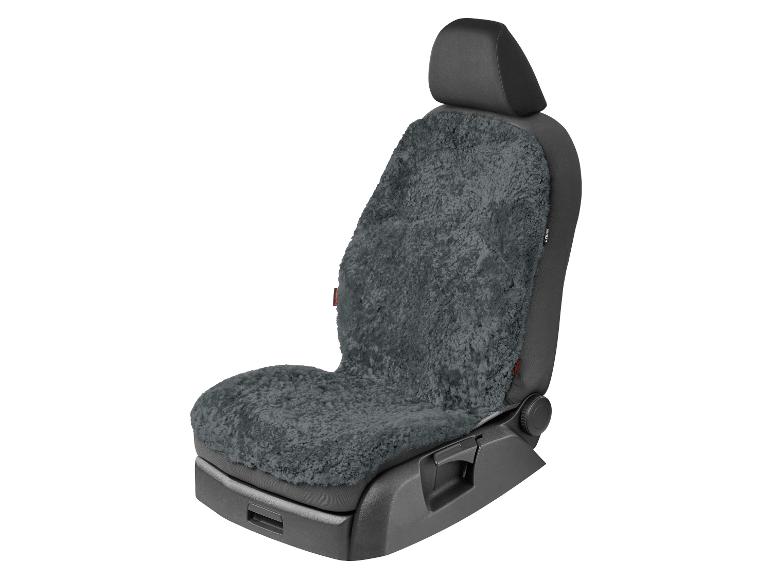 Housse de siège auto en peau de mouton gris foncé sur un siège auto noir.