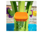 Waterbaan met oranje en gele bakken voor buiten spelen.
