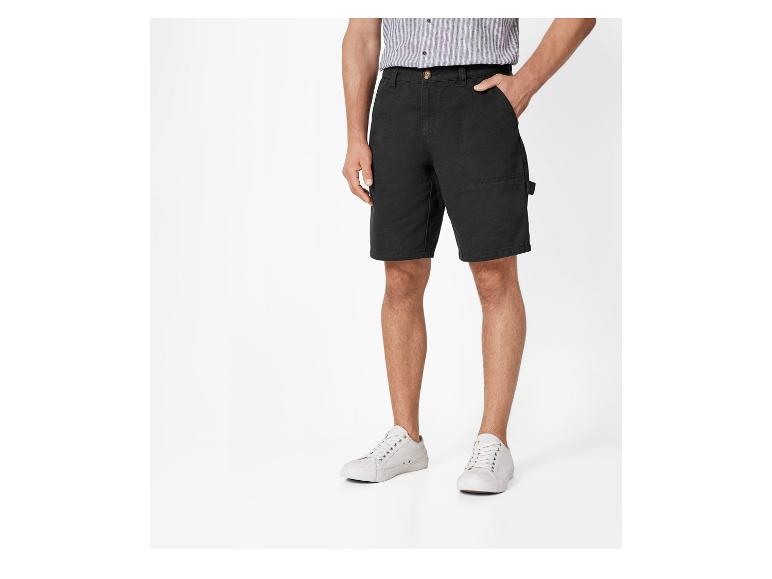 Shorts de travail noirs et baskets blanches.