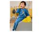 Jongen in blauw Mickey Mouse trainingspak speelt met een gele speelgoedtelefoon.