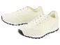 Twee paar witte sneakers met zwarte zolen.