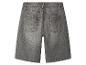 Short en jean gris avec poches arrière, vu de dos.