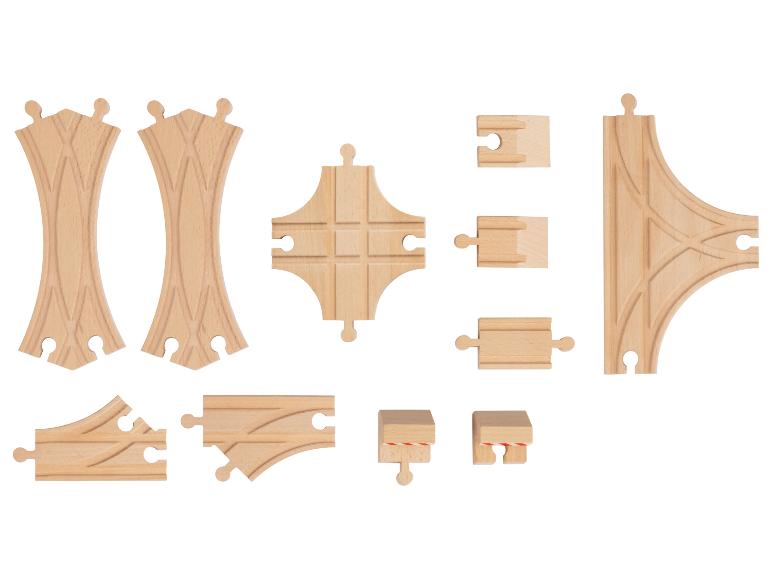 Houten treinrails, inclusief twee bochten en een wissel.