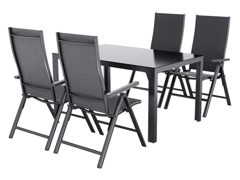 Tuinmeubelset met zwarte tafel en vier opvouwbare stoelen.