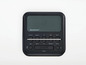Une radio Silvercrest noire avec chargeur sans fil.
