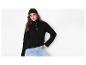 Femme en pull noir zippé et jean clair