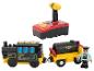 Train jouet avec locomotive, wagon à charbon et télécommande avec une figurine de conducteur.