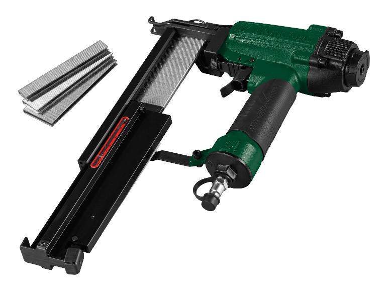Groen-zwart pneumatisch nietpistool met nietjes