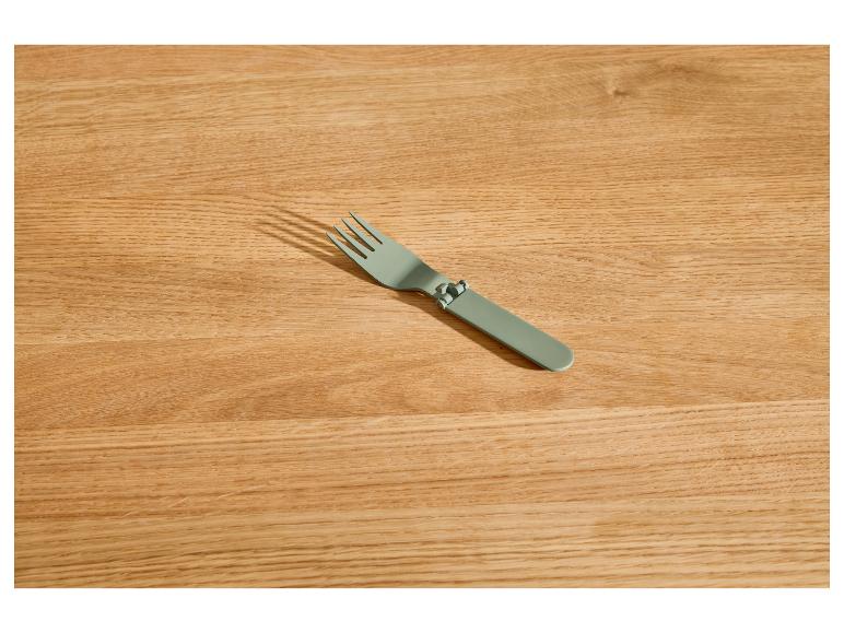 Fourchette pliable verte sur une table en bois