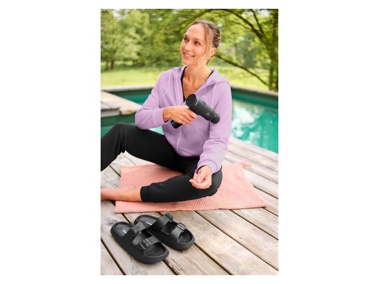 Mules pour femme CRIVIT sur un ponton en bois au bord de la piscine.