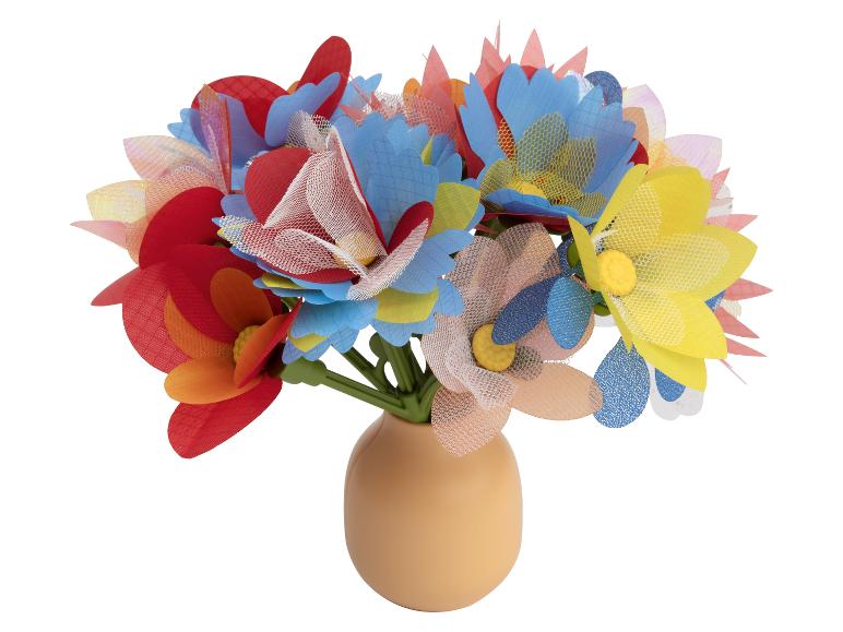 Een vaas met gekleurde bloemen van stof.