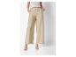 Beige wijde broek en hakken: elegante damesmode.