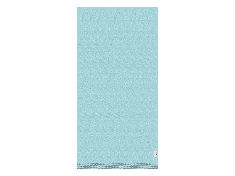Serviette bleu clair avec motif texturé et petite étiquette s.Oliver
