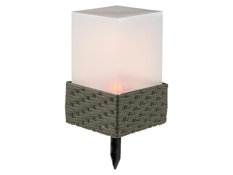 Solar tuinlamp met gevlochten design en vlameffect.