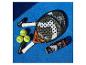 Padelrackets, ballen en een blik ballen op een blauw padelveld.