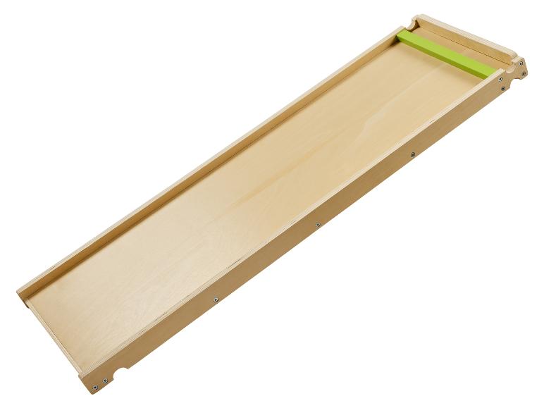 Rampe en bois avec barre verte, pour jeux ou activités.