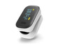 Een wit en zwart pulsoximeter met een display dat de hartslag, zuurstofsaturatie en batterijstatus toont.