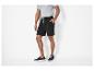 Zwarte shorts en sneakers: een casual look voor mannen.