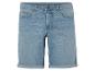 Shorts en jean bleu clair, style décontracté.