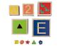 Blocs en bois avec lettres A, E, chiffre 2, crocodiles et formes géométriques avec animaux.