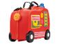 Rode brandweerwagen-vormige kinderkoffer met wielen en handvatten.
